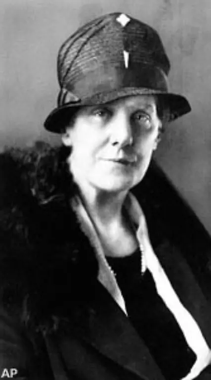 1907-Genau-In-diesem-Jahr-war-es-dass-der-Muttertag-zum-ersten-Mal-offiziell-gefeiert-wurde-Wo-In-den-USA-Eine-gewisse-Anna-Jarvis-im-Bild-rief-in-Philadelphia-eine-entsprechende-Initiative-ins-Leben