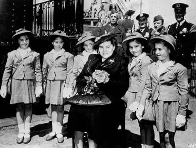 Auch-Olivia-Dionne-Mutter-der-ersten-bekannten-Fuenflinge-die-allesamt-bei-der-Geburt-ueberlebt-haben-darf-sich-1943-am-Muttertag-freuen-Ueber-was-Blumen-natuerlich