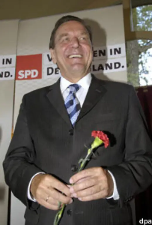 Wussten-Sie-etwa-dass-am-Muttertag-traditionell-Nelken-zu-Ehren-der-weiblichen-Familienoberhaeupter-getragen-werden-eigentlich-aber-im-Knopfloch-Herr-Schroeder-Rote-Nelken-fuer-die-noch-lebenden-Muetter