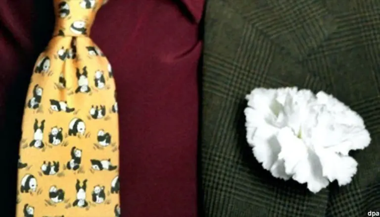 weisse-fuer-die-bereits-Verstorbenen-ja-so-ist-s-richtig-nur-das-mit-der-Baerchenkrawatte-ueberlegen-wir-uns-besser-noch-einmal