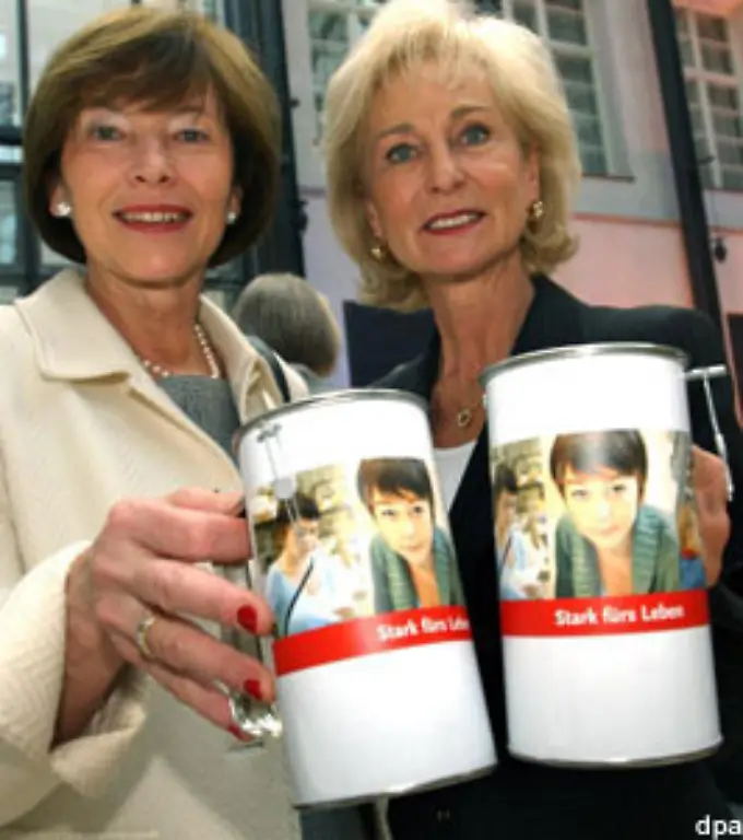 Apropos-Karin-Stoiber-r-mit-Bundespraesidenten-Gattin-Eva-Luise-Koehler-Die-setzt-sich-schon-mal-gerne-fuer-das-Muettergenesungswerk-ein-das-alljaehrlich-rund-um-den-Muttertag-zu-Spenden-aufruft