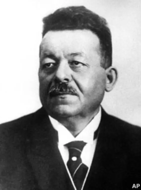 zurueck-in-die-Vergangenheit-Das-ist-Friedrich-Ebert-erster-Reichspraesident-der-Weimarer-Republik-Was-er-in-dieser-Bilderserie-zu-suchen-hat-Waehrend-seiner-Amtszeit-wurde-der-Muttertag-1923-auch-in-Deutschland-eingefuehrt