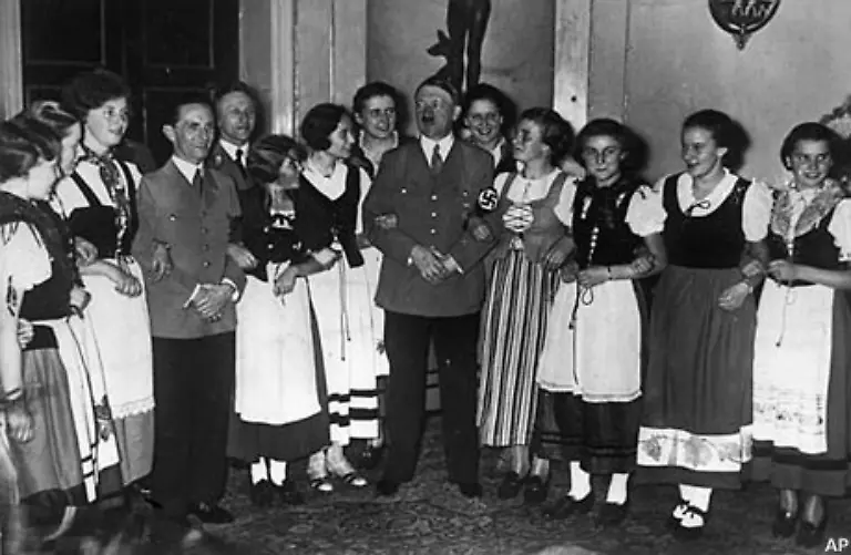 Die-staatlich-verordnete-Ehrung-der-Muetter-schien-nur-allzu-gut-in-das-Konzept-des-NS-Regimes-zu-passen