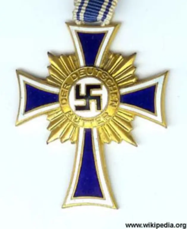 Dementsprechend-wurde-von-1939-an-jedes-Jahr-zum-Muttertag-das-Mutterkreuz-vergeben-an-Frauen-mit-ueberdurchschnittlicher-Gebaerleistung-Vier-Kinder-waren-Bronze-wert-sechs-Silber-und-fuer-acht-oder-mehr-Kinder-gab-s-das-Ehrenkreuz-in-Gold