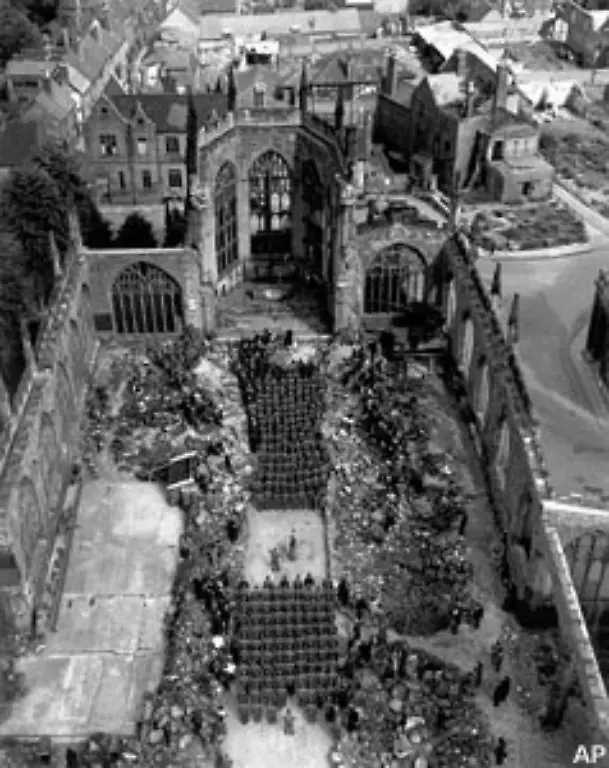 Doch-auch-das-ist-Muttertag-Am-13-Mai-1945-nur-wenige-Tage-nach-Ende-des-Zweiten-Weltkriegs-feiern-verwundete-US-Soldaten-in-der-von-deutschen-Luftangriffen-zerstoerten-Kathedrale-im-britischen-Coventry-einen-Gottesdienst