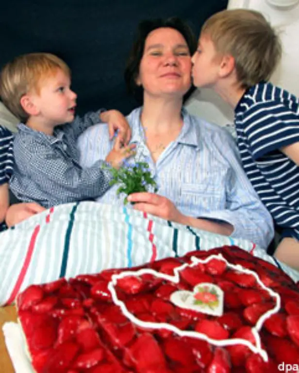 Mit-der-Gruendung-der-Bundesrepublik-Deutschland-1949-verlor-der-Muttertag-wieder-seinen-Status-als-Staatsfeiertag-doch-privat-wird-er-weiter-gefeiert