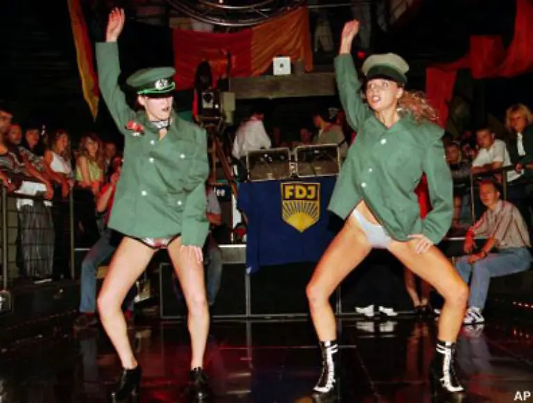 erfreuen-sich-Muttis-inzwischen-in-West-und-Ost-gleichermassen-an-ihrem-Ehrentag