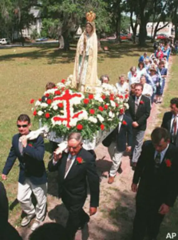 Im-US-amerikanischen-Brunswick-im-Bundesstaat-Georgia-indes-geht-es-friedlicher-zu-Bei-der-Muttertags-Prozession-wird-jedes-Jahr-eine-Marien-Statue-durch-den-Ort-getragen