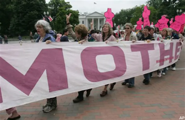 nutzen-die-anderen-das-Datum-um-selbst-aktiv-zu-werden-So-demonstrierten-am-Muttertag-2006-etwa-Muetter-von-US-Soldaten-in-Washington-gegen-den-Irak-Krieg