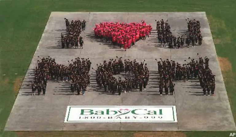 Und-Amerika-waere-nicht-Amerika-wenn-es-hier-nicht-die-viel-zitierten-unbegrenzten-Moeglichkeiten-gaebe-etwa-die-fuer-die-groesste-lebende-Muttertagskarte-zu-der-sich-hier-700-Personen-versammelt-haben