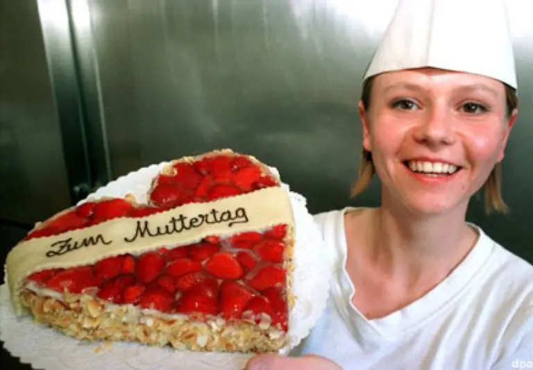 Auch-mit-einem-Kuchen-koennte-man-daneben-liegen-Mutti-ist-nach-all-den-Berichten-ueber-dicke-Deutsche-gerade-womoeglich-auf-Diaet