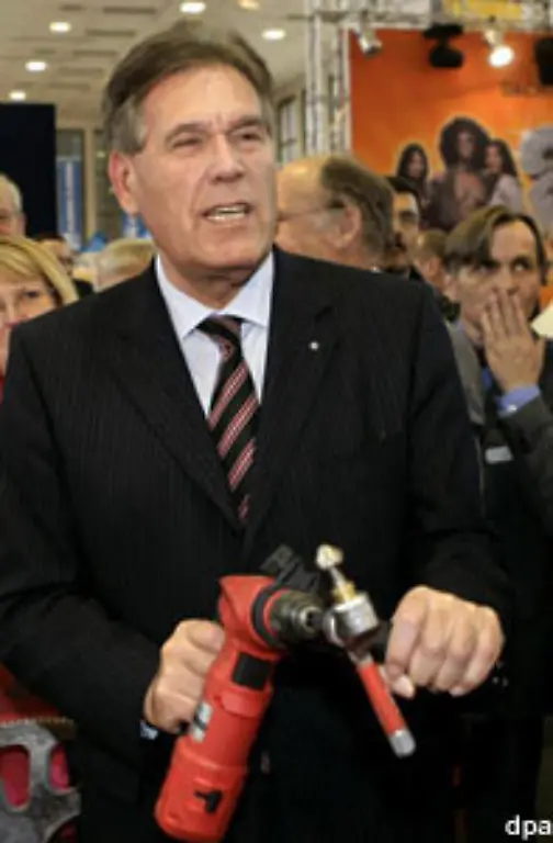 Auch-dieser-Einfall-Herr-Glos-ist-nur-semioptimal-Hilti-und-Co-sind-ja-wohl-Maennersache-Wie-bitte-Sie-finden-uns