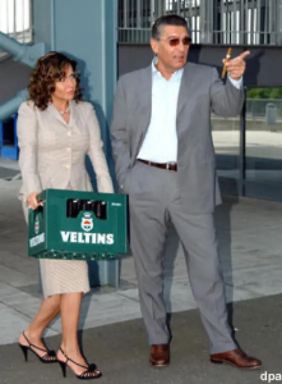 macho-maessig-Ach-woher-Da-faellt-uns-ein-Vielleicht-waere-Alkohol