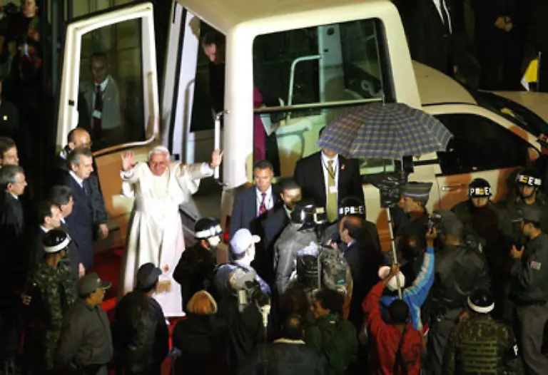 Etwa-zehntausend-Menschen-begruessen-das-Kirchenoberhaupt-bei-seiner-Ankunft-in-der-20-Millionen-Metropole-So-Paulo-der-drittgroessten-Stadt-der-Welt