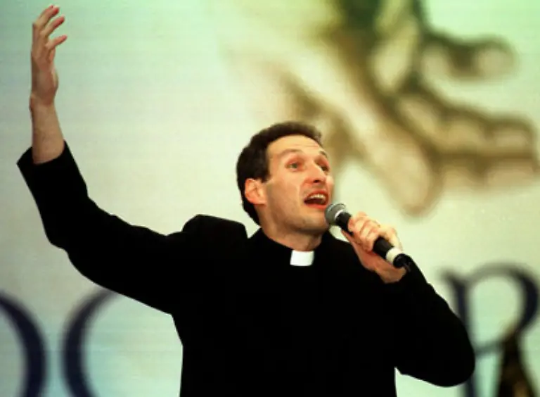 Der-neue-Schwung-ist-aber-schon-lange-da-Marcelo-Rossi-heisst-der-Pater-Mitgruender-und-gefeierte-Vertreter-der-Bewegung-Charismatische-Erneuerung-Seine-Dioezese-liegt-mitten-in-So-Paulo