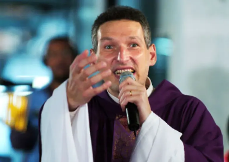 Der-Padre-kann-mit-seinem-beispielhaften-Engagement-den-Aderlass-an-Glaeubigen-stoppen-meint-der-Theologieprofessor-und-Direktor-einer-katholischen-Radiostation-in-Rio-Edvino-Steckel