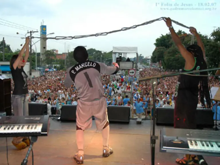Busladungen-von-Glaeubigen-kommen-aus-allen-Landesteilen-um-die-Gottesdienst-Events-in-seiner-Dioezese-in-Sao-Paulo-zu-erleben-um-mit-ihm-zu-singen-und-zu-beten-Zu-diesen-religioesen-Events-laedt-der-Padre-regelmaessig-andere-populaere-Musiker-ein