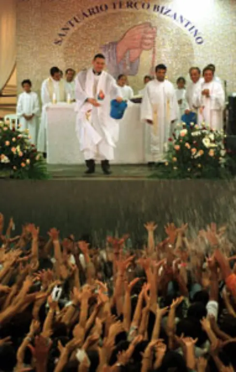 Und-er-bietet-den-Glaeubigen-noch-mehr-Sportliche-Betaetigung-bei-der-Aerobic-des-Herrn-Openair-Gottesdienste-oder-Megamissas-mit-bis-zu-600-000-Besuchern-einen-Jesus-Karneval-zur-Fastenzeit-mit-Samba-Rhythmen-und-Lautsprecherwagen-doch-ohne-Alkohol-oder-Drogenexzesse