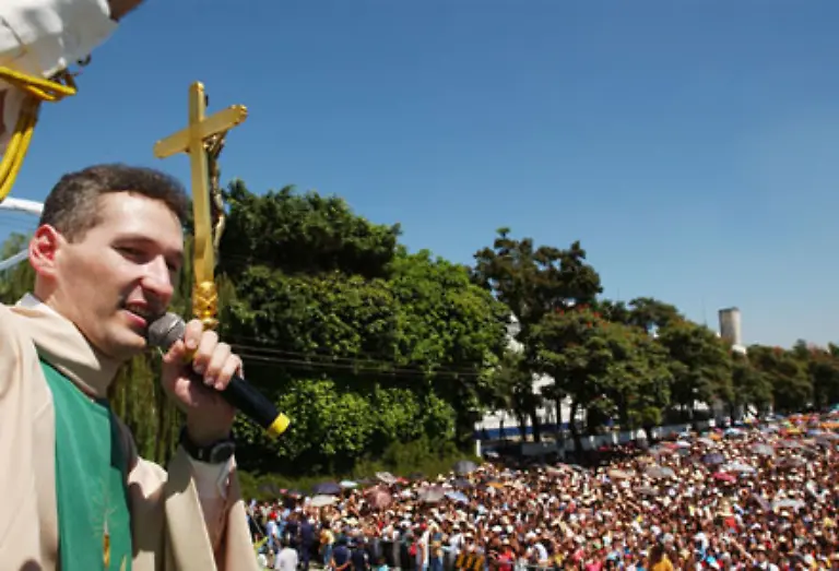 Als-Priester-scheut-er-auch-vor-brisanten-Themen-wie-Prostitution-Paedophilie-in-der-Kirche-Erbkrankheiten-oder-Ehebruch-nicht-zurueck-Seine-Fans-hoeren-zu-Seine-Gegner-aergern-sich-und-drohen-ihm