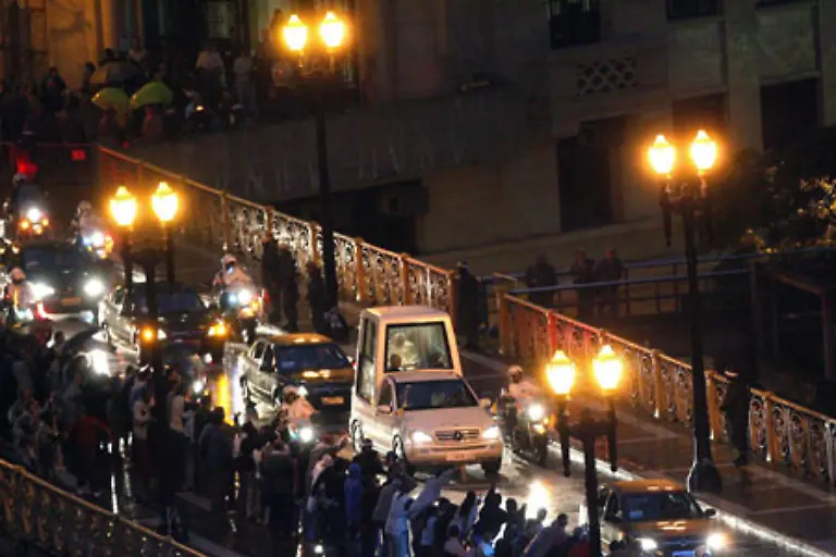 Im-vergangenen-Jahr-musste-er-wegen-Morddrohungen-aus-Kreisen-des-organisierten-Verbrechens-monatelang-rund-um-die-Uhr-von-der-Polizei-beschuetzt-werden-Ein-Padremobil-hat-man-ihm-aber-noch-nicht-zur-Verfuegung-gestellt