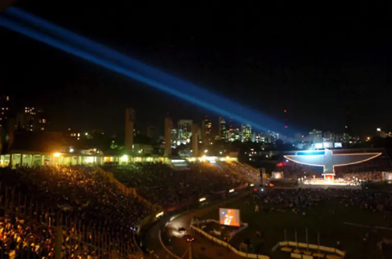 Fuer-Benedikts-Treffen-mit-der-brasilianischen-Jugend-im-Fussballstadion-von-So-Paulo-gestaltet-der-brasilianische-Star-das-Rahmenprogramm