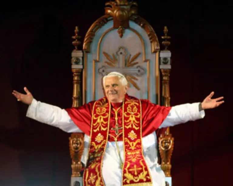 Rossi-ist-ueberzeugt-dass-dem-Papst-seine-Art-zu-feiern-gefaellt-Alle-Bilder-AP-dpa-Pe