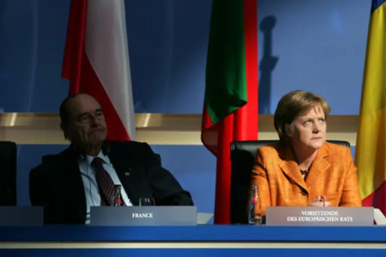 Europa-und-Regionalwahlen-gingen-fuer-die-Rechte-klaeglich-verloren-und-hilflos-musste-Chirac-mit-ansehen-wie-seine-Franzosen-Ende-Mai-2005-die-EU-Verfassung-unter-anderem-als-eine-weitere-Ohrfeige-fuer-ihn-verwarfen-und-Europa-in-die-Krise-stuerzten