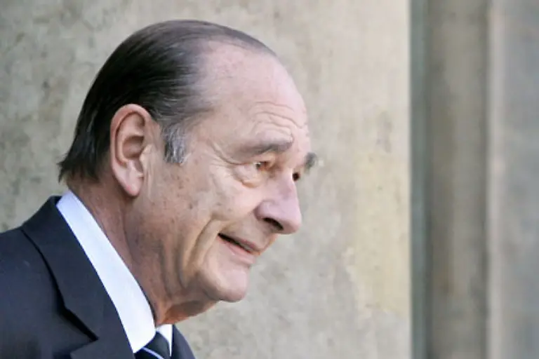 Ganz-sicher-hat-er-sich-seinen-Gang-von-der-Kommandobruecke-glanzvoller-vorgestellt-Nach-zwoelf-Jahren-im-lysepalast-tritt-der-74-jaehrige-Jacques-Chirac-ab-und-legt-das-Amt-des-Staatschefs-der-Wirtschafts-und-Atommacht
