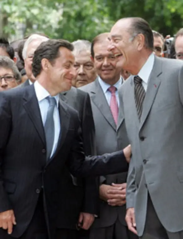 in-die-Haende-des-eine-Generation-juengeren-Nicolas-Sarkozy