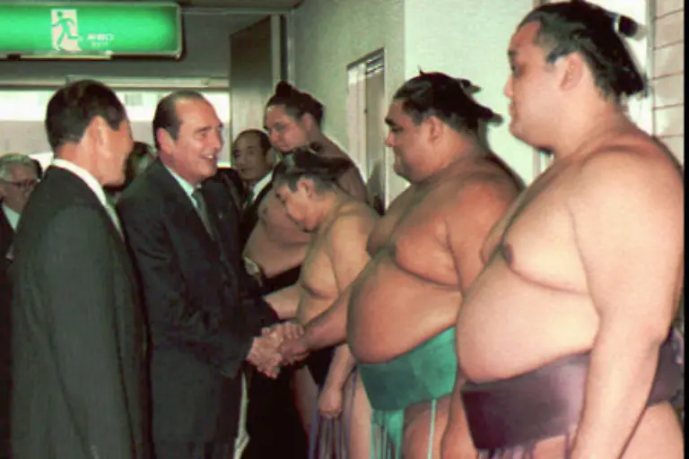 Der-Freund-Afrikas-und-der-asiatischen-Kunst-des-japanischen-Sumo-Ringkampfs-und-einer-deftigen-Kalbskopf-Platte-will-sich