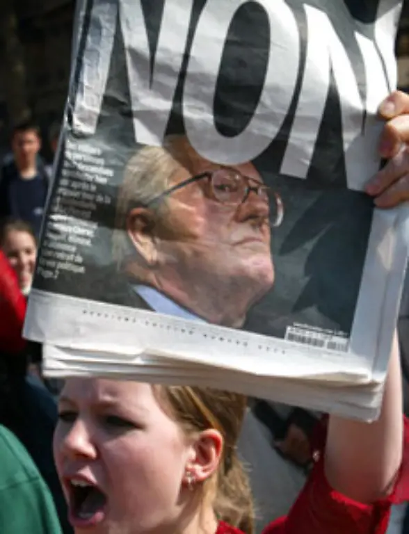2002-vom-Ergebnis-her-mit-Bravour-im-Amt-wiedergewaehlt-weil-die-Franzosen-den-rechtsextremen-Jean-Marie-Le-Pen-nun-wirklich-nicht-als-ihren-Staatschef-wollten
