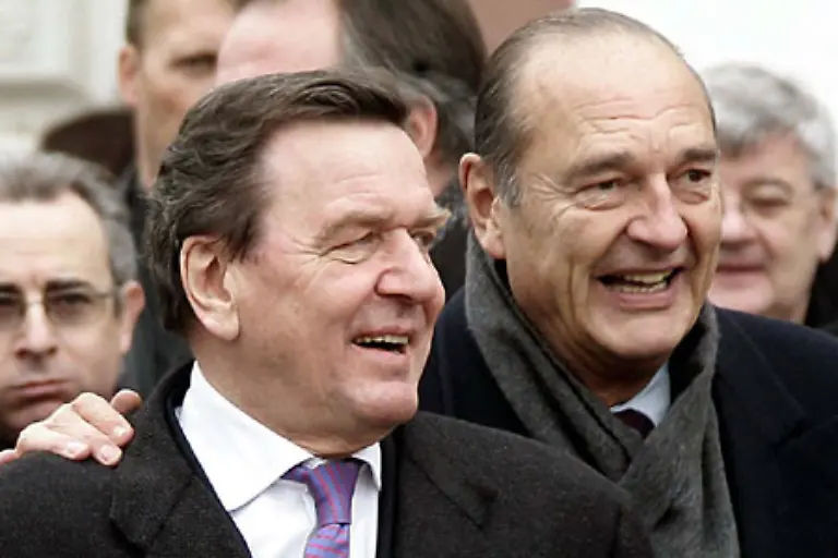 Eine-vertraute-und-respektierte-Gestalt-auf-internationalen-Buehnen-hat-Chirac-die-in-Routine-erstarrte-deutsch-franzoesische-Achse-in-Betrieb-gehalten-und-mit-Gerhard-Schroeder-den-zunaechst-alle-verblueffenden-Schulterschluss