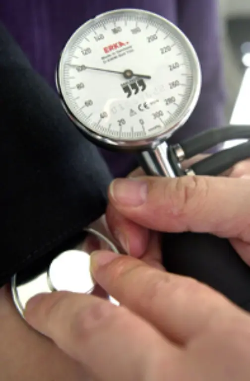 Von-Bluthochdruck-oder-Hypertonie-spricht-man-wenn-der-Druck-in-den-Arterien-auf-einen-systolischen-von-ueber-140-und-einen-diastolischen-von-ueber-90-mmHg-steigt-Der-ideale-Blutdruck-liegt-laut-Hochdruckliga-bei-120-80-mmHg-Millimeter-Quecksilbersaeule
