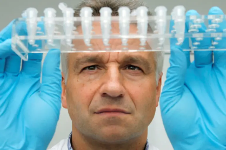 Die-genetische-Veranlagung-ist-ein-Hauptgrund-In-seltenen-Faellen-koennen-auch-Nierenerkrankungen-Medikamente-oder-eine-Schwangerschaft-zu-Bluthochdruck-fuehren