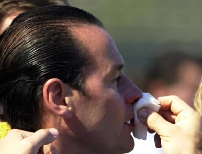 Uebelkeit-Erbrechen-Taubheitsgefuehl-in-Haenden-und-Fuessen-schwere-Atemnot-und-Nasenbluten-koennen-Symptome-dafuer-sein