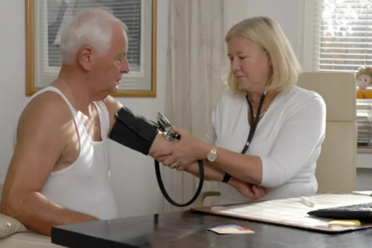 Um-der-gefaehrlichen-Volkskrankheit-vorzubeugen-ist-es-wichtig-regelmaessig-den-Blutdruck-messen-zu-lassen