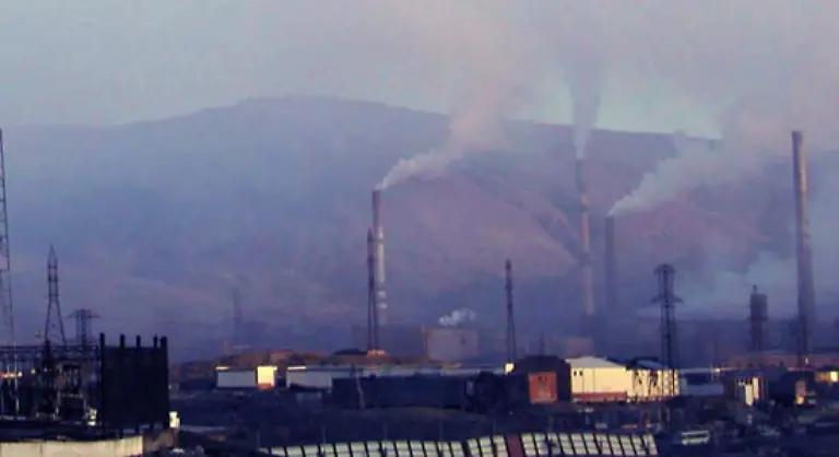 In-der-Industriestadt-Norilsk-urspruenglich-Arbeitslager-in-Sibirien-ist-die-Luft-erfuellt-von-Strontium-90-Caesium-137-Schwefeldioxid-Schwermetallen-und-diversen-anderen-giftigen-Substanzen