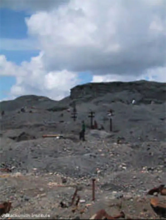 Seit-Anfang-des-vergangen-Jahrhunderts-bis-1995-wurde-hier-Blei-abgebaut-Die-Huettenwerke-liessen-unkontrolliert-schwermetallverseuchte-Partikel-in-die-Luft-die-sich-in-der-Umgebung-niedersetzten-In-dem-Bergwerk-und-dem-Schmelzwerk-wird-zwar-nicht-mehr-gearbeitet