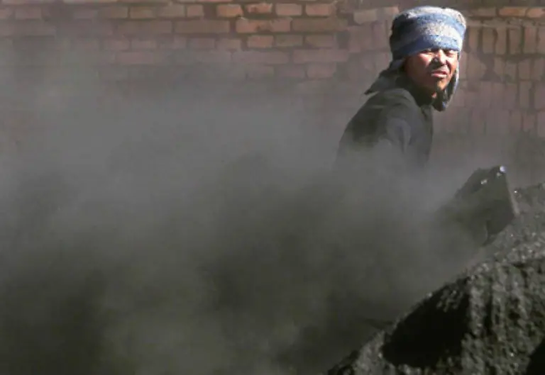 Chinas-dringender-Bedarf-an-Kohle-hat-zu-hunderten-oftmals-illegalen-und-unkontrollierten-Kohleminen-Stahlfabriken-und-Teer-Raffinerien-gefuehrt