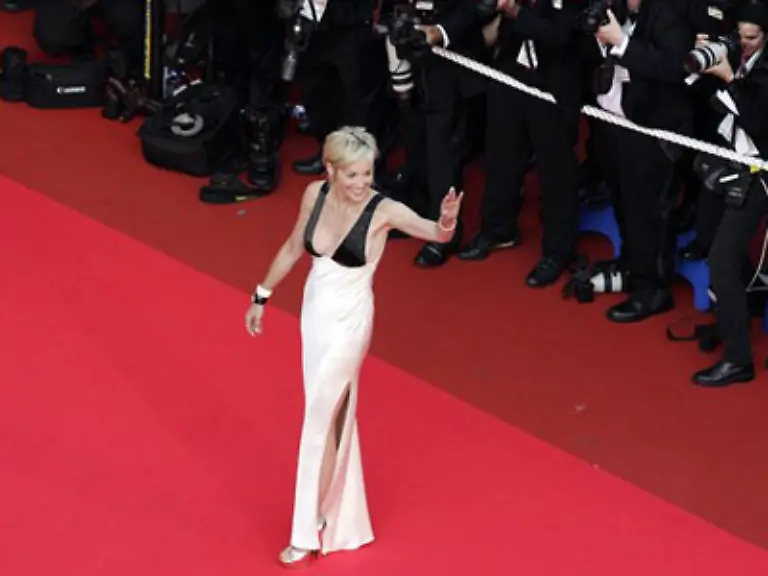 Auch-Sharon-Stone-war-kurz-vor-ihrem-Auftritt-auf-dem-Roten-Teppich-bestimmt-noch-damit-beschaeftigt-am-Strand-mit-ihren-Jungs-herumzutollen