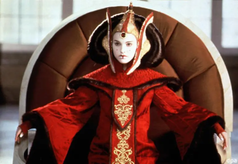 Der-abgelegene-Planet-Naboo-regiert-von-der-holden-Koenigin-Padm-Amidala-wird-von-der-Handelsfoederation-blockiert-Daraufhin-sendet-der-oberste-Kanzler-des-Galaktischen-Senats-auf-Coruscant-zwei-Jedi-eine-Art-Ritter-um-zu-vermitteln