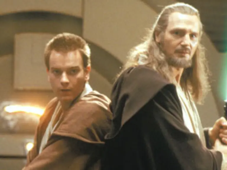 Jedoch-versucht-die-Foederation-die-Jedi-Meister-Qui-Gon-Jinn-rechts-und-Schueler-Obi-Wan-Kenobi-umzubringen-Beide-entkommen-aber-die-spaetere-Invasion-Naboos-mit-Hilfe-einer-Droidenarmee-koennen-sie-nicht-verhindern
