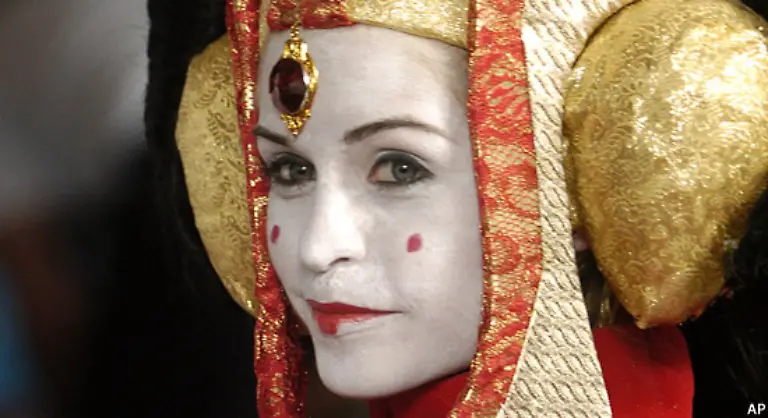 Auch-die-Kommunikation-mit-dem-Planeten-Naboo-ist-durch-die-Handelsfoederation-gestoert-Hilferufe-kommen-nicht-durch-Deshalb-durchbrechen-die-Jedi-gemeinsam-mit-der-Koenigin-die-Blockade-des-Planeten-Amidala-moechte-den-Senat-um-Hilfe-bitten