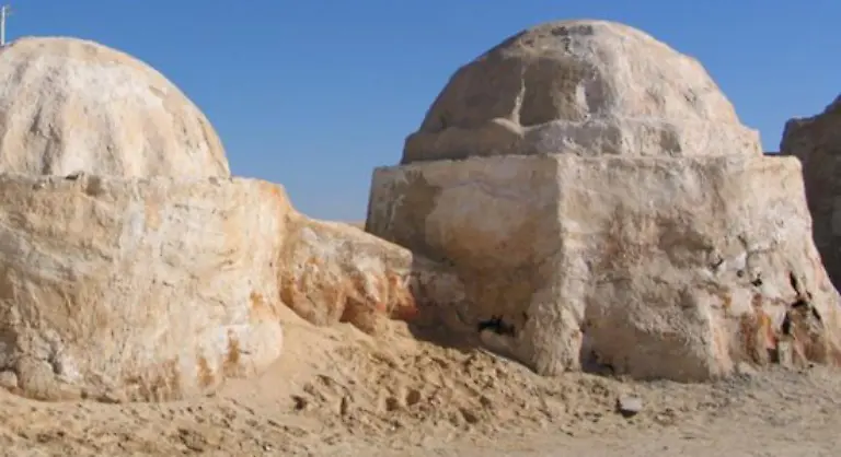 Ihr-Schiff-wird-aber-so-schwer-beschaedigt-dass-sie-auf-dem-Wuestenplaneten-Tatooine-notlanden-muessen-Mit-Hilfe-eines-gewitzten-kleinen-Sklavenjungen-gelingt-es-ihnen-an-Ersatzteile-zu-kommen