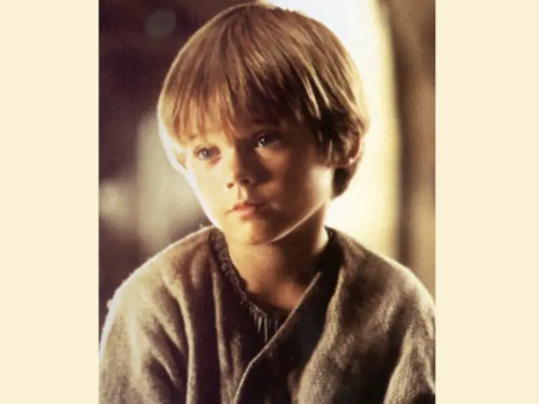 Dieser-Junge-ist-Anakin-Skywalker-Seine-Geburt-ist-ein-Mysterium-denn-er-hatte-keinen-Vater-Meister-Jinn-erkennt-die-Faehigkeiten-eines-Jedi-in-ihm-und-ist-ueberzeugt-dass-er-in-einer-alten-Prophezeiung-vorausgesagt-wurde