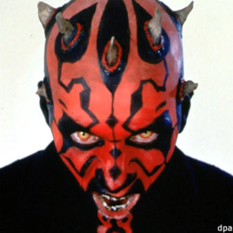 Die-Macht-besteht-aus-zwei-Seiten-der-hellen-und-der-dunklen-Seite-Die-Jedi-gehoeren-der-hellen-Seite-an-die-selbstloses-Handeln-und-Steigerung-des-Wissens-anstrebt-Waehrend-die-Sith-wie-hier-Darth-Maul-die-dunklen-Maechte-Hass-und-Angst-anwenden