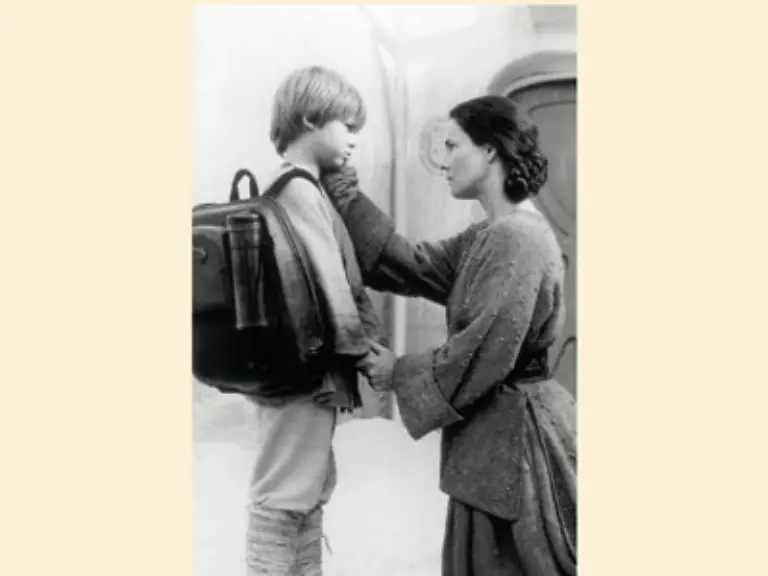 Die-Jedi-nehmen-Anakin-mit-nach-Coruscant-die-zentrale-Welt-der-Galaktischen-Republik-Seine-Mutter-Shmi-Skywalker-laesst-er-schweren-Herzens-auf-Tatooine-zurueck