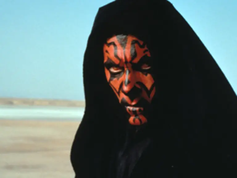 Bevor-das-Schiff-abhebt-kommt-es-noch-zu-einem-kurzen-Kampf-Jinn-s-mit-Darth-Maul-Der-Sith-ist-ein-Schueler-von-Darth-Sidious-der-die-Handelsfoederation-in-ihrem-verbrecherischen-Treiben-unterstuetzt