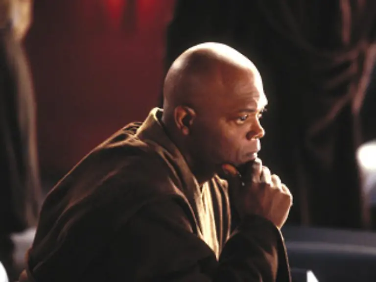 Meister-Mace-Windu-prueft-den-Neunjaehrigen-Der-Rat-lehnt-Anakin-schliesslich-ab-da-er-zu-alt-sei-um-mit-der-Ausbildung-zu-beginnen-Qui-Gon-Jinn-will-ihn-dennoch-ausbilden-Derweil-entschliesst-sich-Koenigin-Amidala-nach-Naboo-zurueckzukehren-Meister-Jinn-Kenobi-und-Anakin-begleiten-sie-zum-Schutz