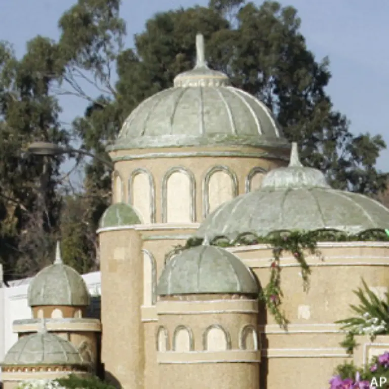 Zurueck-auf-Naboo-hier-ein-Fan-Nachbau-trifft-sich-Amidala-mit-den-Gungans-Diese-bewohnen-Unterwasserstaedte-auf-Naboo-Auf-die-Idee-brachte-sie-der-Gungan-Jar-Jar-Binks-dem-Jinn-das-Leben-rettete-und-der-sie-auf-ihrer-Flucht-nach-Coruscant-begleitete